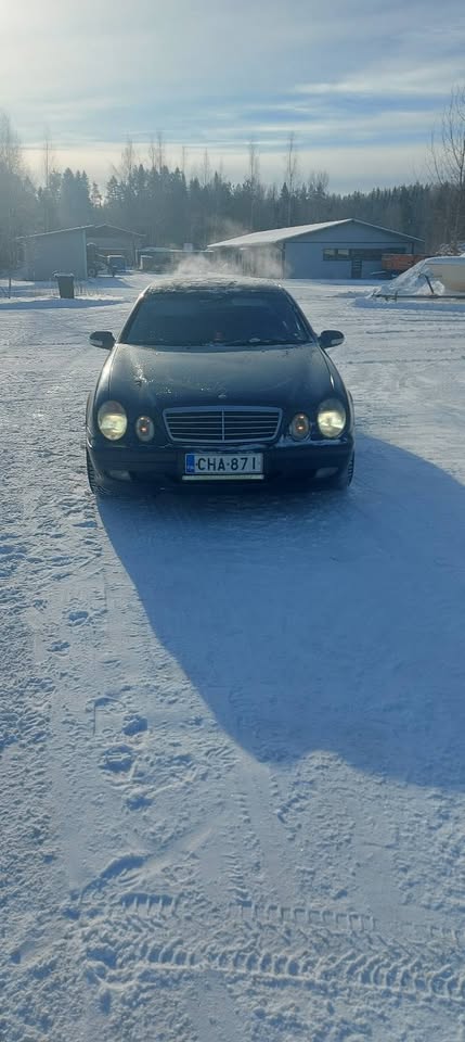 Mercedes-Benz 230 CLK, 2.3i automaatti. Asiakkaan lukuun myynnissä. 4 paikkainen. Ajettu 393tkm. Laatikko vaihtaa hyvin! Leimaa 4/27. 2250€