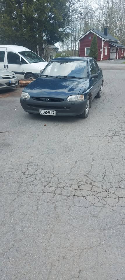 Ford 1.4i Escort. Vm. 1995. Siisti yksilö myynnissä asiakkaan lukuun! 2 x renkaat. Muutamia ruostekohtia. Ajettu vain 160 tkm! Leimaa 5 / 2027. 2150€