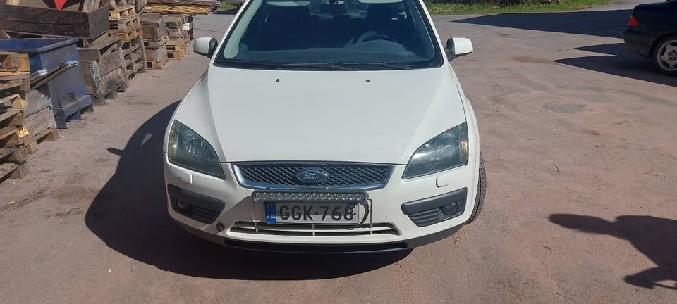 Ford 1.6u Focus, Triptronik laatikolla. Asiakkaan lukuun myynnissä! Vuosimallia 2005. 2 x hyvät renkaat alumiinivanteilla. Ajettu 279 tkm. 4/2027 asti leimaa. 3500€