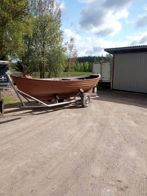 Puuvene Wikström Asiakkaan lukuun myynnissä! 60-65vm, 6m pitkä putputin. Kuidutettu puuvene, ehjä ja kuljetus alustalla. 5500€