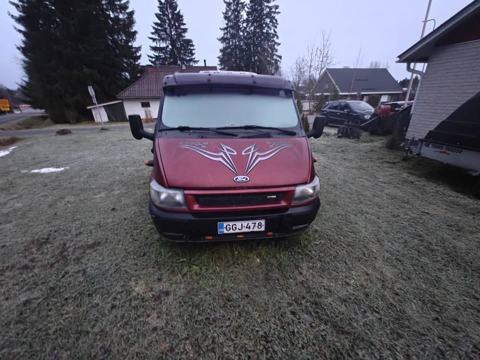 Ford 2.4tdi transit miehistökuljetus hytillä kuorma auto projekti 06vm, 3100€ Asiakkaanlukuun myynnissä! 303tkm Leima loppunut 2020; hitsaamista, kytkin pitää uusia (poljin menee pohjaan). Tästä teesse itsemiehelle tai naiselle paripyörä transittia! Käteisostajalle tinkausvara, vaihtoa jos tarjoat niin etupäässä moottoripyörät ja mersut. Toki tarjota voi kaikkea halvempaa myös. Auto toistaiseksi asiakkaan pihassa Jalasjärvellä.