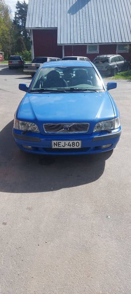 Volvo 1.8i s40. 2000vm. Katsastettu 25.5.26. Ajettu 265tkm. 2 x renkaat. Vetokoukku 1200kg jarrullinen vetokyky, 500kg jarruton. Hinta 1890€.
